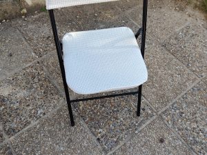 Chaise avec housse blanc cassé